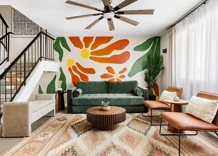 New! Desert Flower~ 4 Bedroom Walk To Old Town, Stadium Сasa de vacaciones Scottsdale