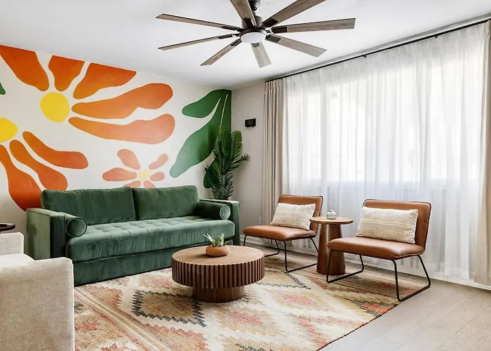 Сasa de vacaciones New! Desert Flower~ 4 Bedroom Walk To Old Town, Stadium *