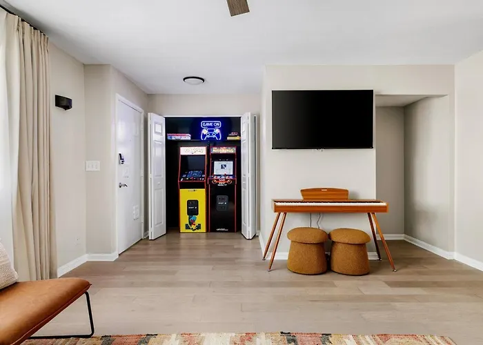 New! Desert Flower~ 4 Bedroom Walk To Old Town, Stadium Scottsdale