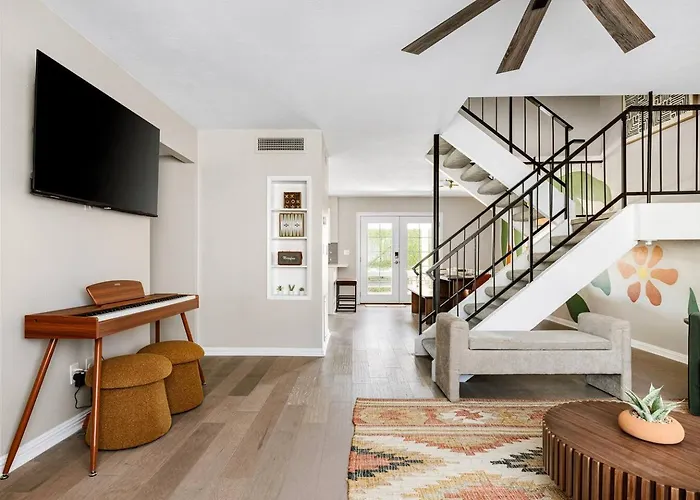 New! Desert Flower~ 4 Bedroom Walk To Old Town, Stadium * Scottsdale