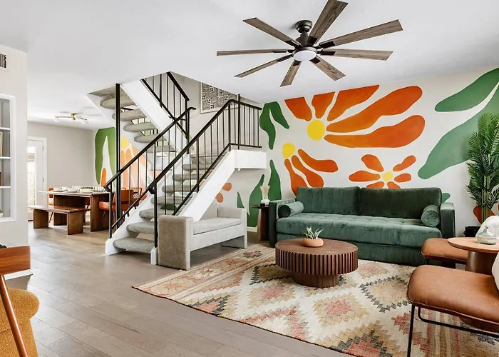 New! Desert Flower~ 4 Bedroom Walk To Old Town, Stadium Scottsdale