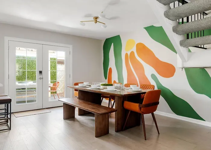 New! Desert Flower~ 4 Bedroom Walk To Old Town, Stadium Сasa de vacaciones *
