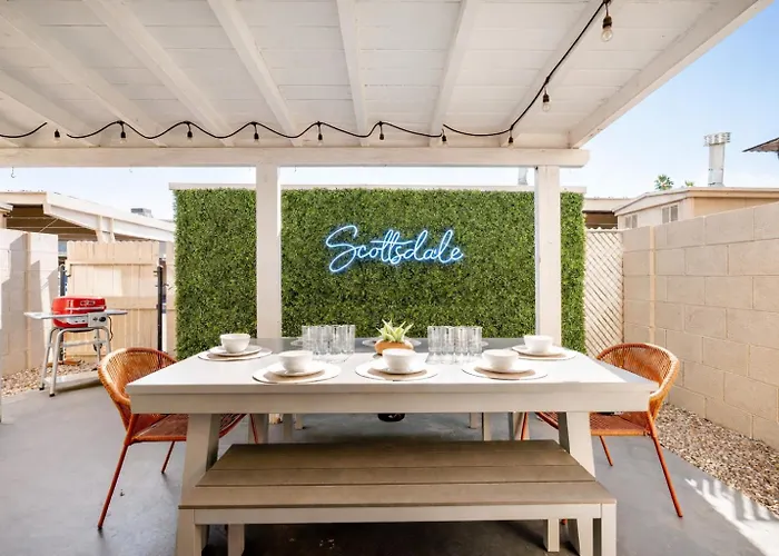 New! Desert Flower~ 4 Bedroom Walk To Old Town, Stadium *