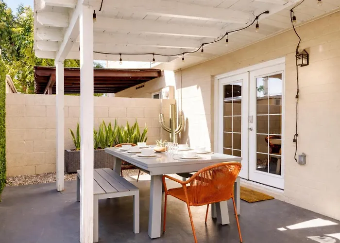 New! Desert Flower~ 4 Bedroom Walk To Old Town, Stadium Сasa de vacaciones *