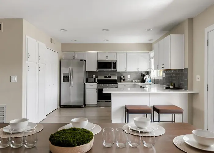 New! Desert Flower~ 4 Bedroom Walk To Old Town, Stadium