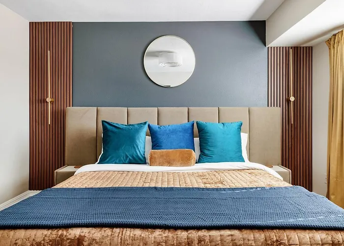 New! Desert Flower~ 4 Bedroom Walk To Old Town, Stadium Сasa de vacaciones *
