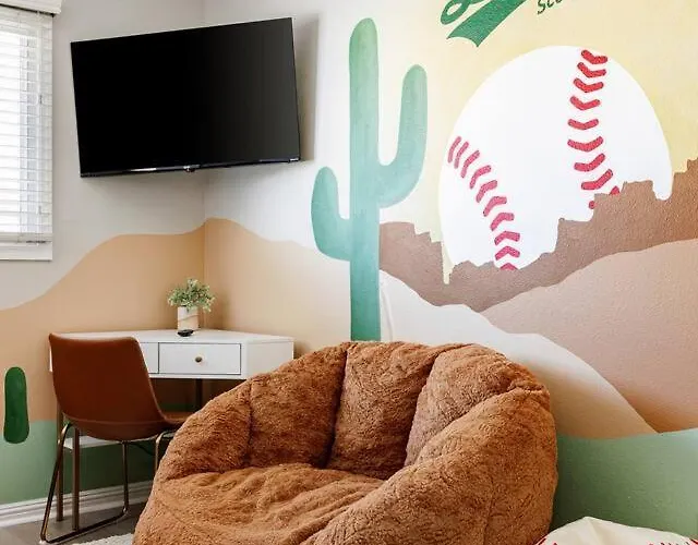 New! Desert Flower~ 4 Bedroom Walk To Old Town, Stadium Сasa de vacaciones *