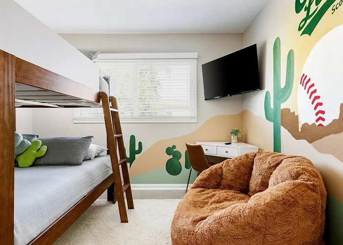 New! Desert Flower~ 4 Bedroom Walk To Old Town, Stadium Scottsdale