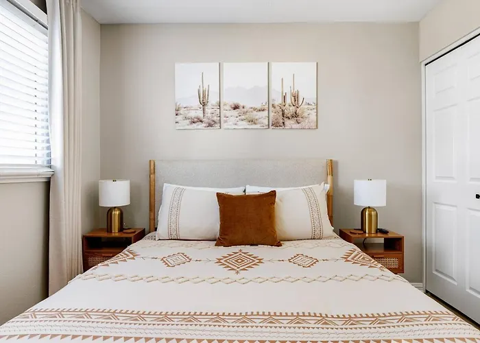 New! Desert Flower~ 4 Bedroom Walk To Old Town, Stadium *