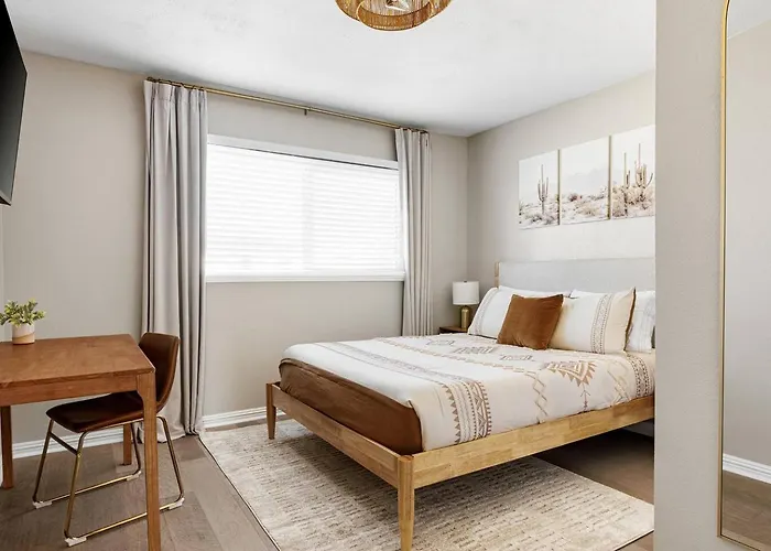 New! Desert Flower~ 4 Bedroom Walk To Old Town, Stadium Сasa de vacaciones Scottsdale