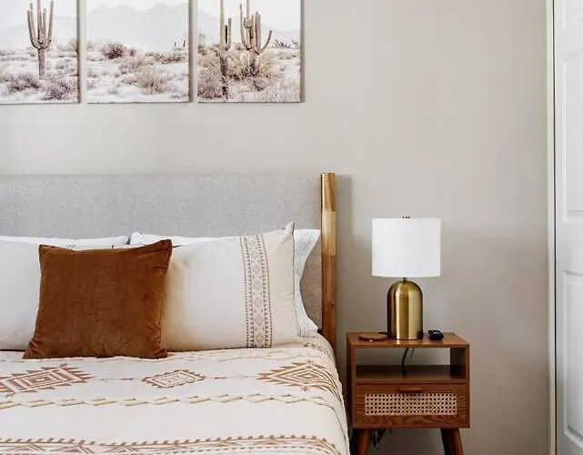 New! Desert Flower~ 4 Bedroom Walk To Old Town, Stadium Сasa de vacaciones Scottsdale