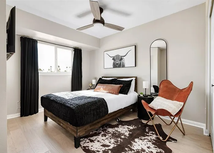 New! Desert Flower~ 4 Bedroom Walk To Old Town, Stadium Scottsdale
