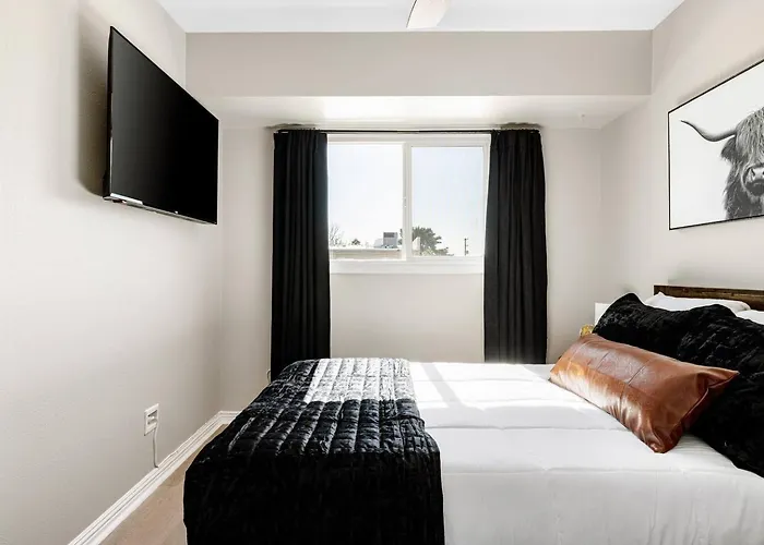 New! Desert Flower~ 4 Bedroom Walk To Old Town, Stadium Сasa de vacaciones Scottsdale