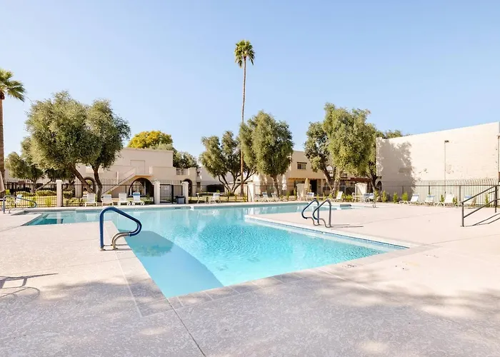 New! Desert Flower~ 4 Bedroom Walk To Old Town, Stadium Сasa de vacaciones