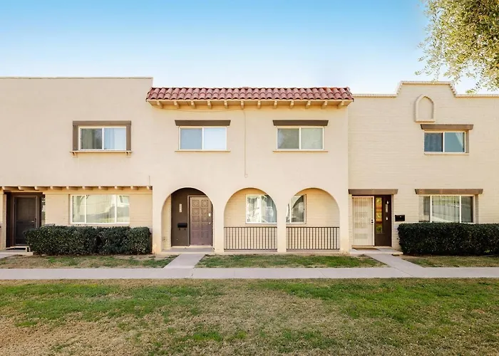 New! Desert Flower~ 4 Bedroom Walk To Old Town, Stadium