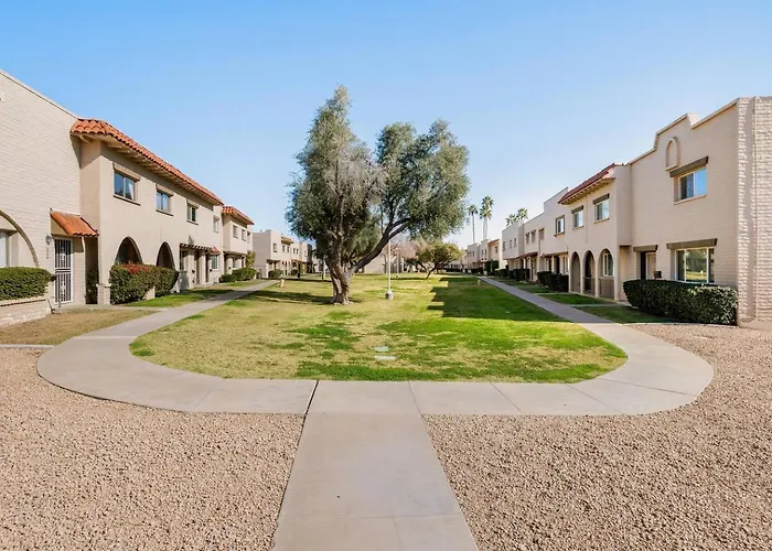 New! Desert Flower~ 4 Bedroom Walk To Old Town, Stadium