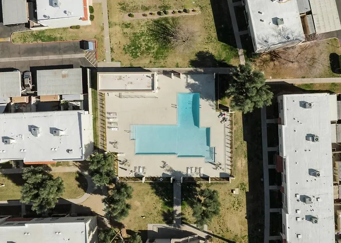 New! Desert Flower~ 4 Bedroom Walk To Old Town, Stadium Сasa de vacaciones *